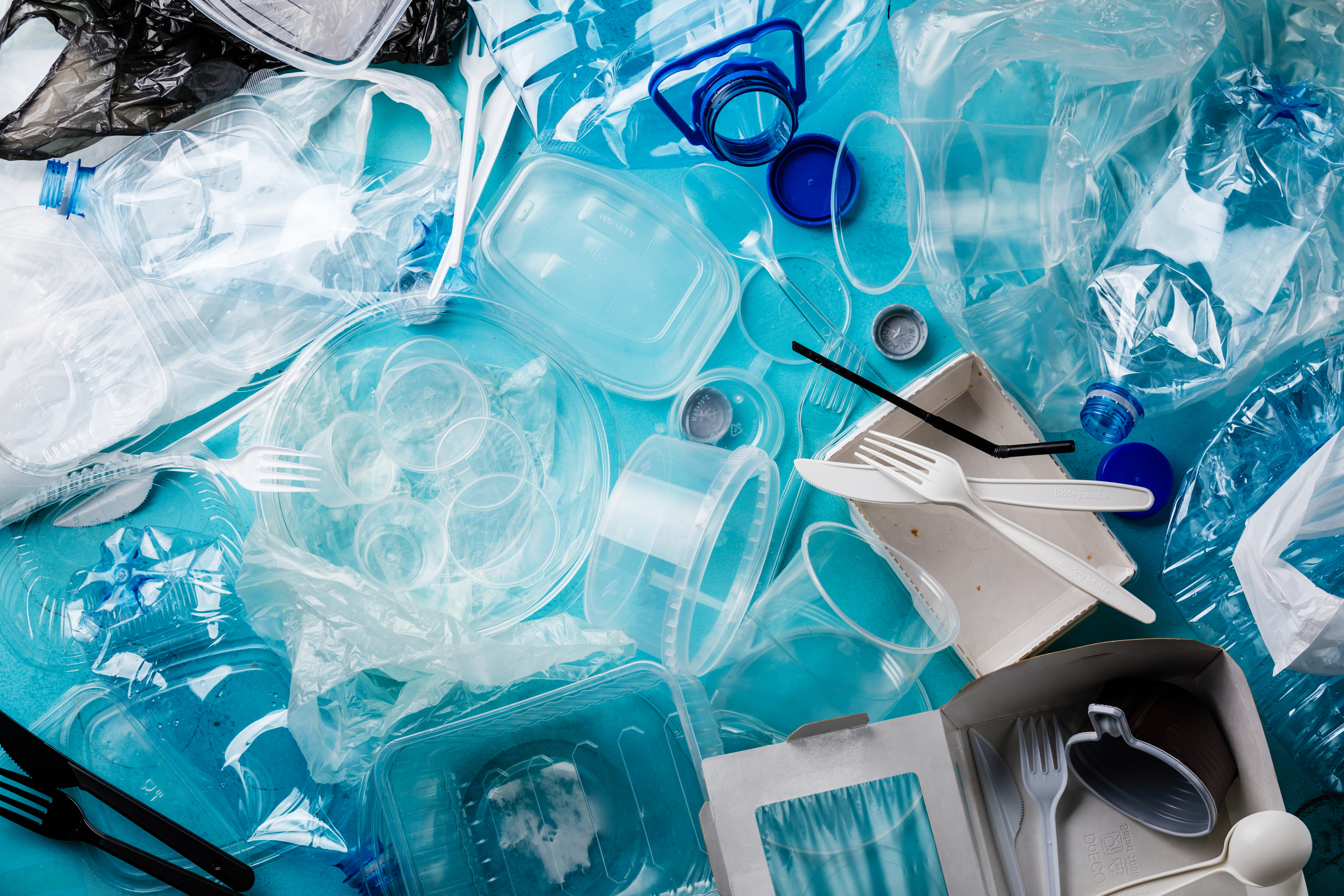<p><strong>Пластмаса.</strong></p>

<p>95% от затоплените пластмасови опаковки изпускат вредни химикали. Дори и да са маркирани, че могат да се изпозлват в микровълновата фурна, бъдете внимателни и преместете съдържанието им в чинии.&nbsp;</p>