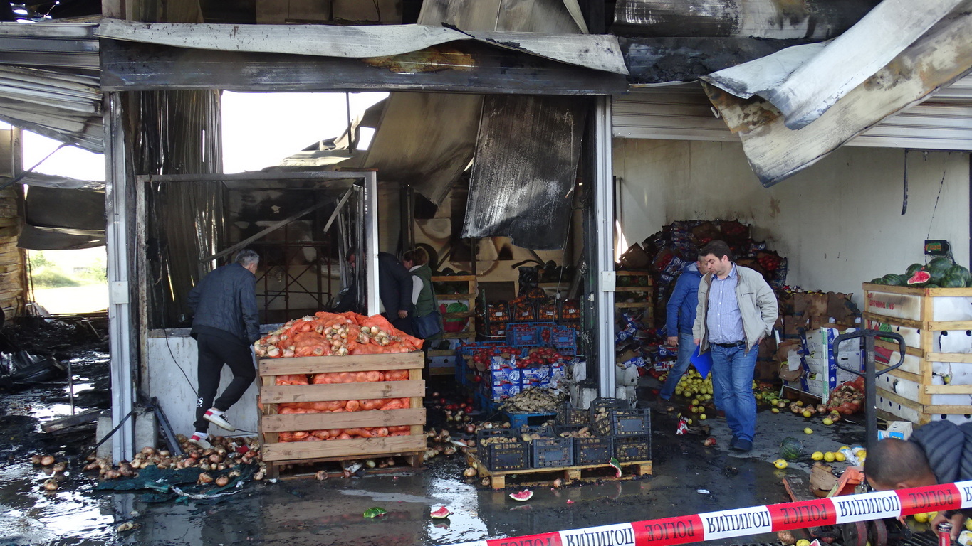 <p>Пожар унищожи снощи хале на частната зеленчукова борса край петричкото село Кърналово. Изгоря и хладилно ремарке на товарен автомобил, влекачът е спасен, няма пострадали хора.</p>