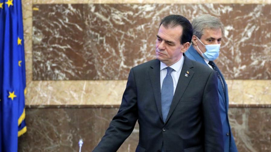  Румънският министър председател бе санкциониран над 600 евро, пушел и бил без маска в кабинета си 