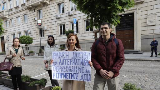  <p>Родители на <strong>протест</strong>, упорстват за <strong>ударно строителство</strong> на <strong>детски градини</strong></p> 