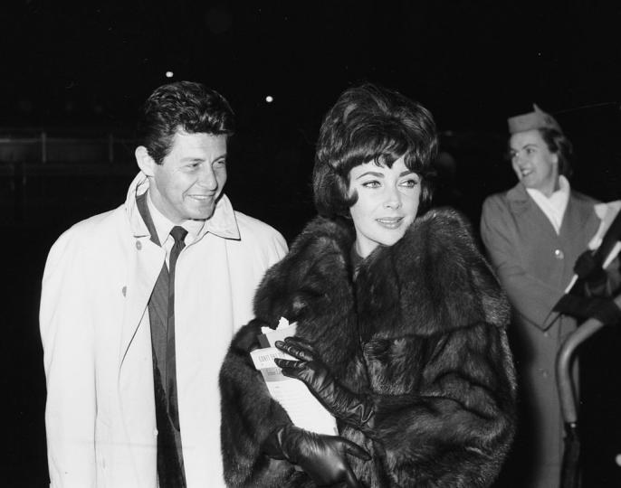 <p><strong>Елизабет Тейлър и Еди Фишър (май&nbsp;1959&nbsp;- март 1964)</strong></p>

<p>Актрисата е съсипана след смъртта на Майк и търси близост с един от най-близките семейни приятели - популярният певец Еди Фишър (и кум на сватбата ѝ&nbsp;с Майк Тод). Двамата започват извънбрачна връзка и това провокира Еди да се разведе с настоящата си съпруга Деби. Сватбата им се състои скоро след&nbsp;това. Двамата&nbsp;заявяват, че меденият им месец ще продължи 40 години. След 5 години обаче се развеждат. Напомняме, че през 1962 година Елизабет Тейлър работи с Ричард Бъртън и между тях избухва пламенна, неконтролируема химия.</p>