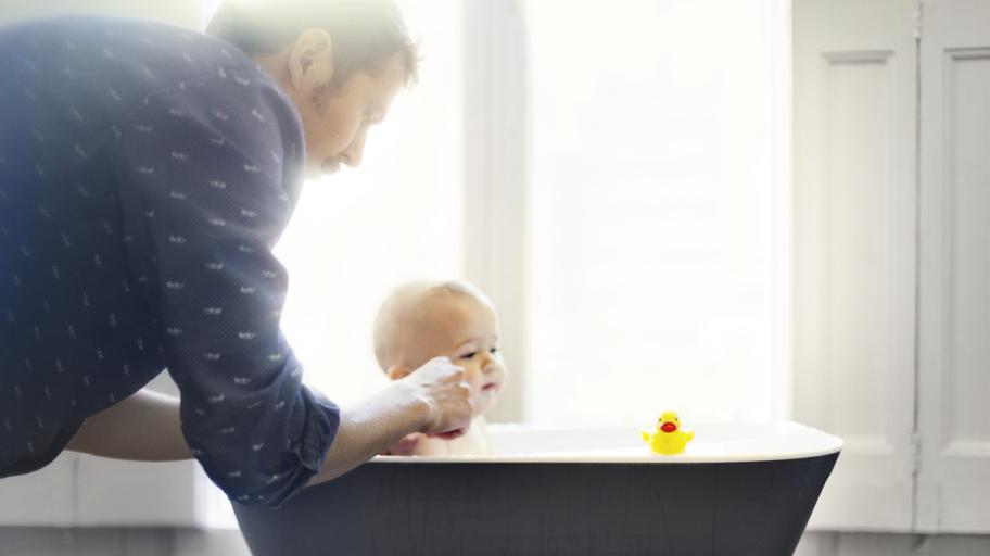 бебе баща татко къпане баня