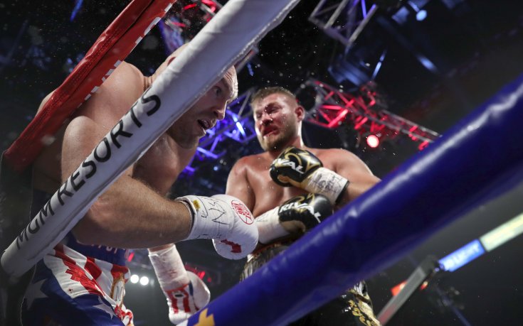 Съперник на Тайсън Фюри преби жена