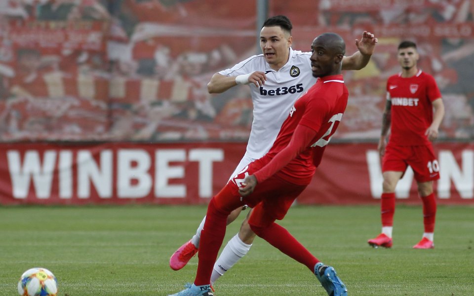 Царско село и Славия играят при резултат 0:1. Попадението бе