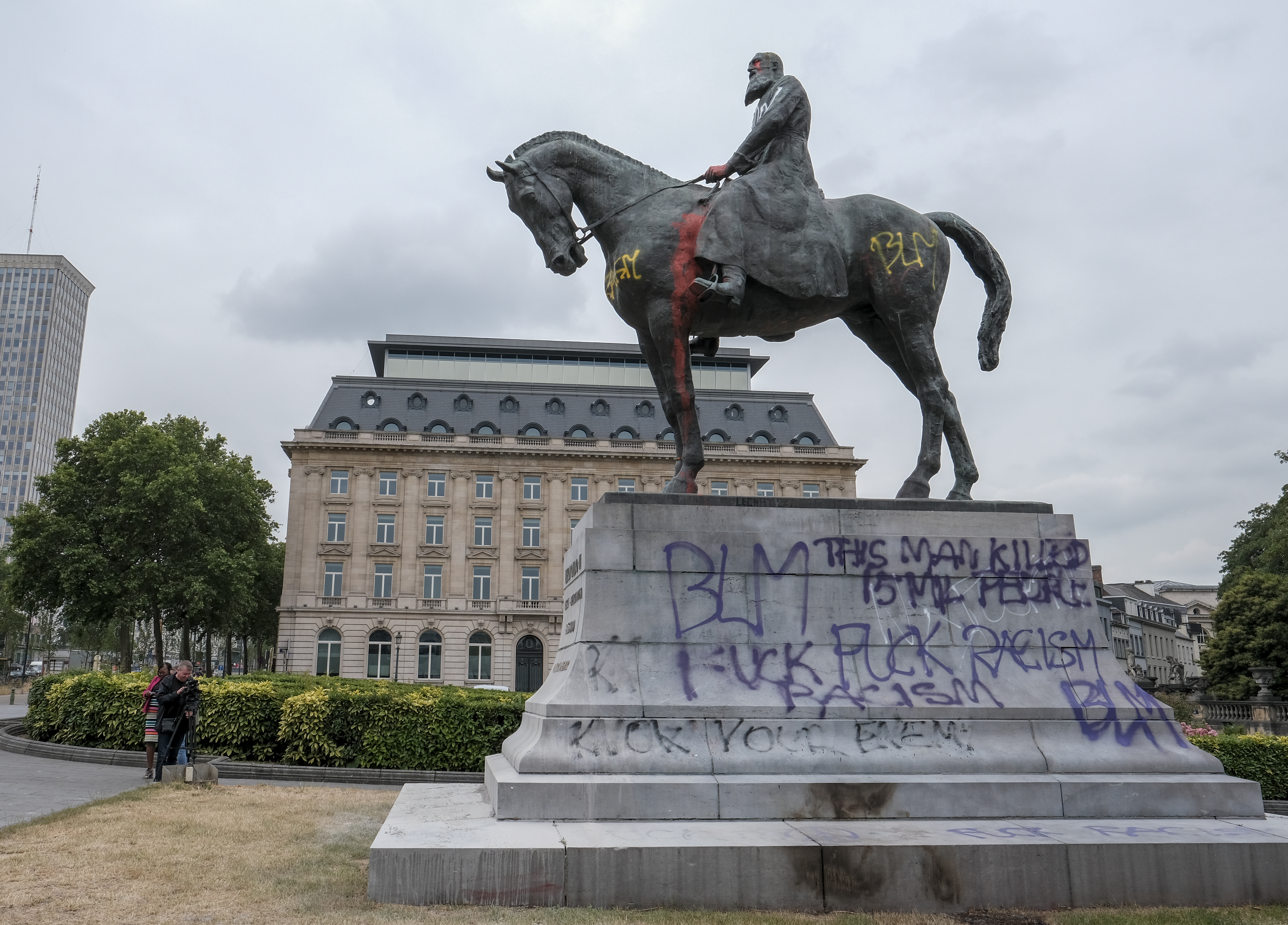 Съборени и изхвърлени в реката, запалени и покрити в графити. Протестиращи в САЩ и Европа се прицелиха в паметници от колониалното минало