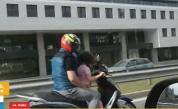  Опасна обстановка: Мъж вози дете на скутер на Околовръстното 