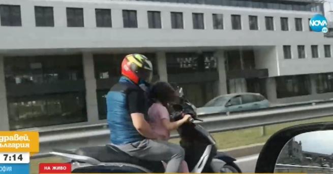 България Опасна ситуация Мъж вози дете на скутер на Околовръстното