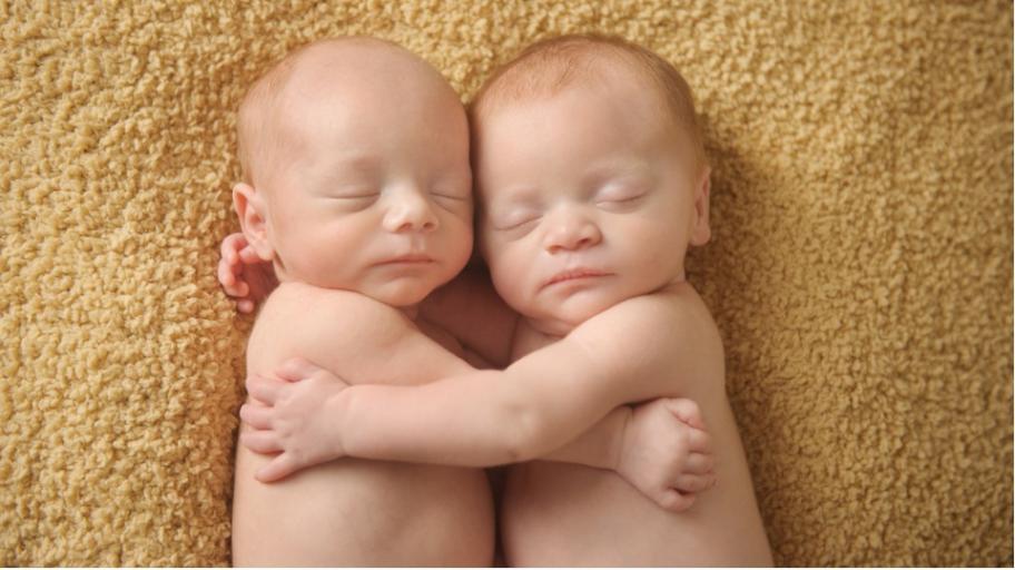 Прегръдката, която спаси живот - 26 години от чудото с близначките