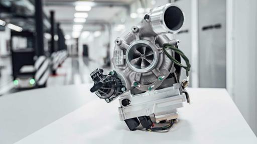  <p>Mercedes-AMG отстрани турбо дупката</p> 