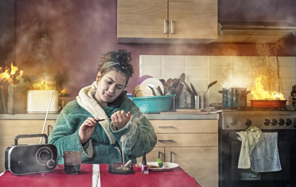 жена забавно смешно пожар дом домакиня