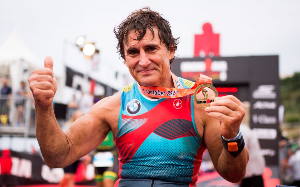 Алекс Занарди бе поставен в изкуствена кома, след като претърпя