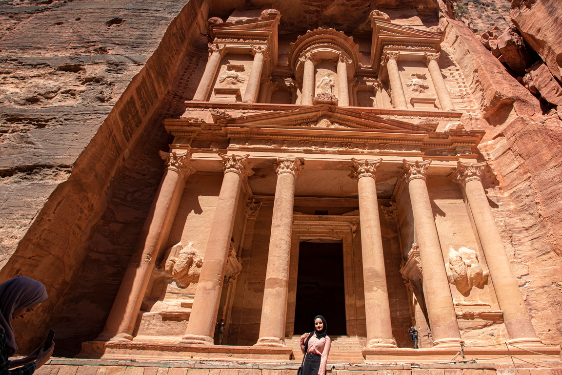 <p>Местни туристи от Йордания посещават отворения археологически обект Петра, в Петра, на около 280 км южно от столицата Аман.</p>