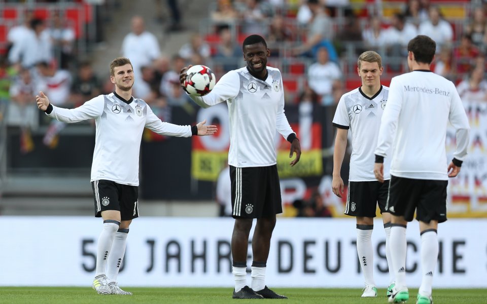 Защитникът на Челси Антонио Рюдигер сподели, че непрекъснато е говорил