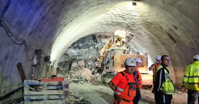 България Срутване в тунел Железница, затрупани хора От ДЗЗД АМ