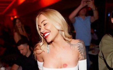 Футболна съпруга си пада по разврата