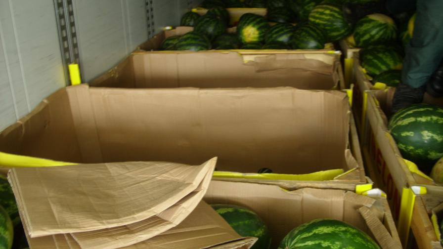  Откриха мигранти, скрити в камион с дини на 