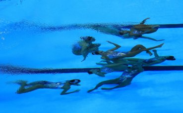 Едно от руските момичета в синхронното плуване има впечатляваща визия