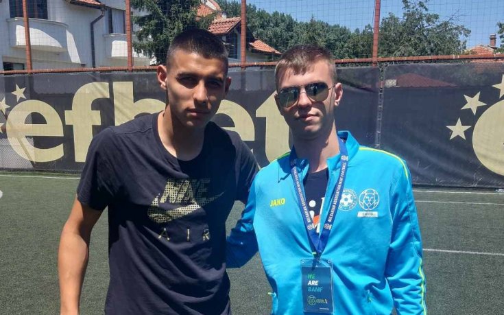 Младата звезда на Левски Здравко Димитров приветства играчи по мини футбол