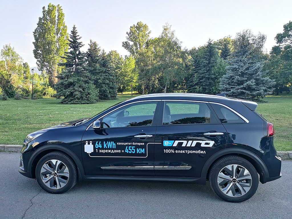 KIA e-Niro е страхотен семеен автомобил. Забавен е за управление, натъпкан е с технологии, има предостатъчно място за петима с багажа им и минава реални 400+ км на ток.