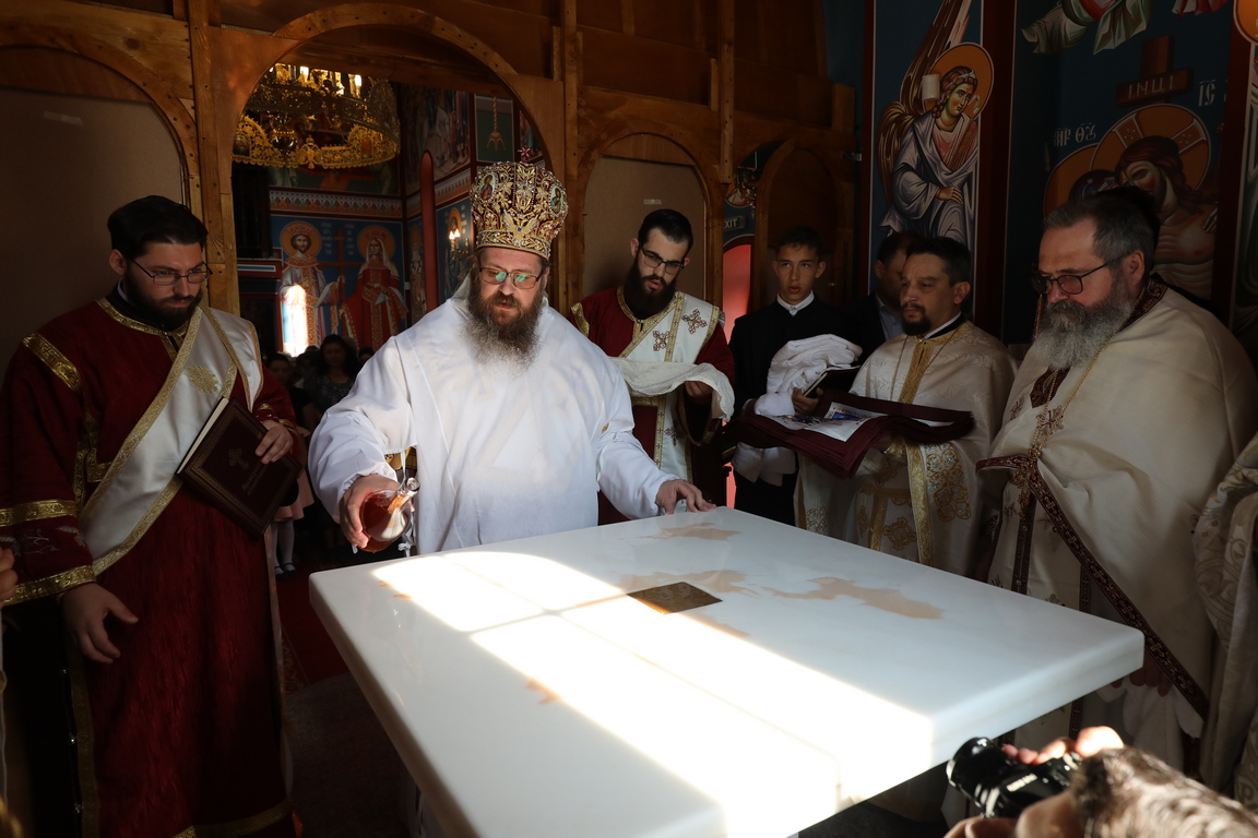 <p>Освещаване на новият храм &bdquo;Св. мчци Рафаил, Николай и Ирина&rdquo; в с. Волуяк - София</p>