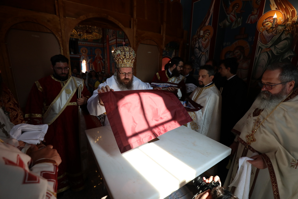 <p>Освещаване на новият храм &bdquo;Св. мчци Рафаил, Николай и Ирина&rdquo; в с. Волуяк - София</p>