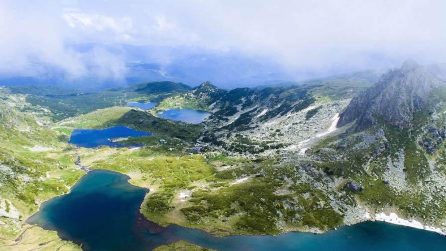  Издирват туристите, които се изкъпаха в езеро в Рила 