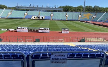 Теренът на стадион Васил Левски е почистен от снега и е