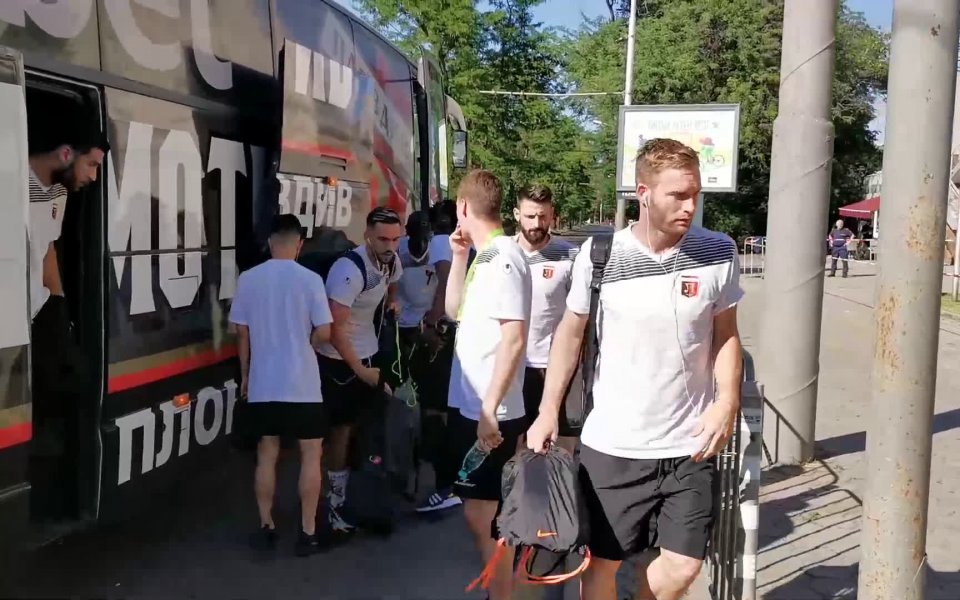 Футболистите на Локомотив Пловдив пристигнаха на стадион "Васил Левски" за