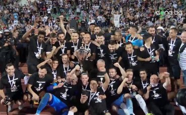 Вижте радостта на футболистите на Локо Пд от спечелената купа