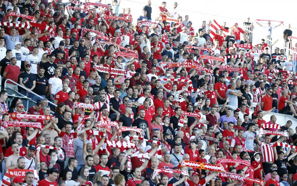 Министерство на здравеопазването ще има среща с футболните агитки, след