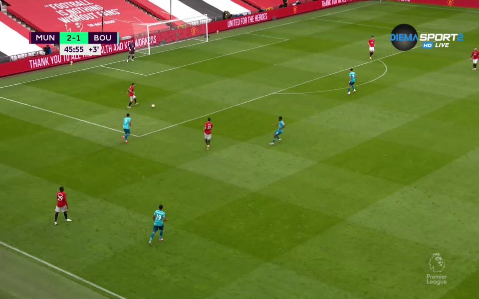 В добавеното време на първата част в двубоя между Манчестър