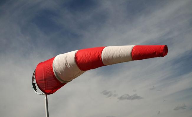 Корабче се удари в кей в Созопол заради силния вятър