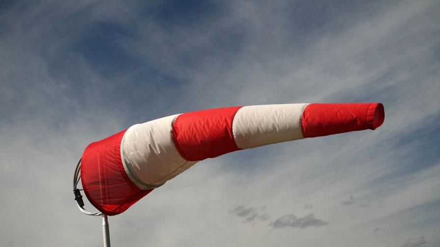 Корабче се удари в кей в Созопол заради силния вятър