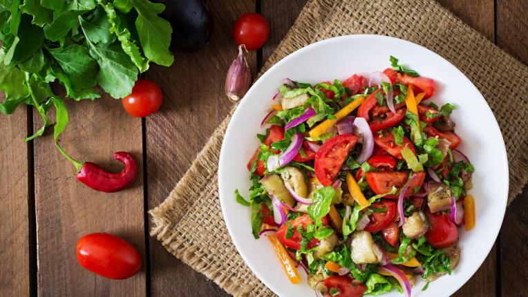  10 лесни и свежи хрумвания за летни салати 