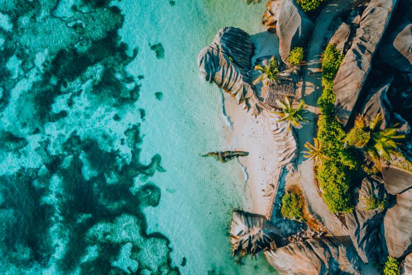 <p><strong>Anse Source D&#39;Argent</strong></p>

<p>Този плаж се намира на Сейшелите - островна държава, разположена на 155 острова в Индийския океан, и безспорно е един от най-фотографираните плажове в света.</p>