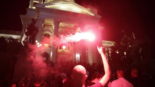  <p>В Сърбия протестиращи щурмуваха парламента</p> 