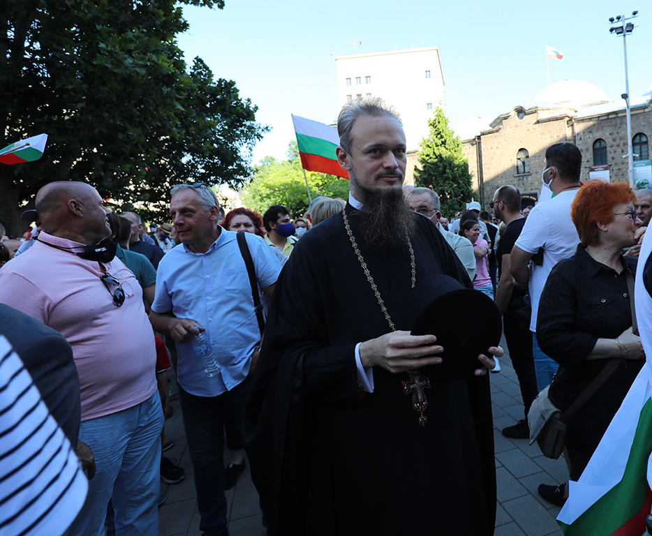 <p>Два протеста на метри един от друг, сблъсъци, арестувани</p>