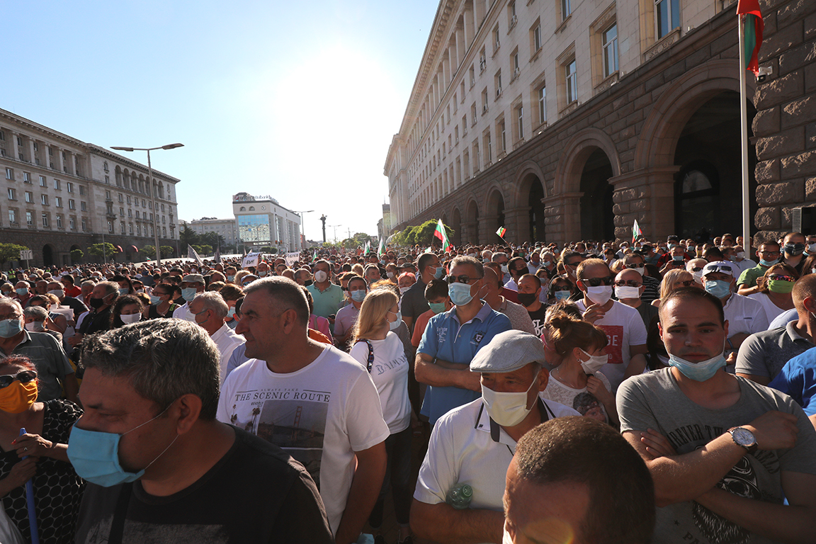 <p>Два протеста на метри един от друг, сблъсъци, арестувани</p>