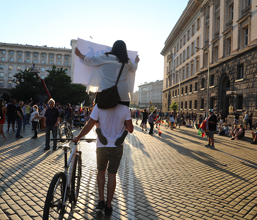 <p>Два протеста на метри един от друг, сблъсъци, арестувани</p>