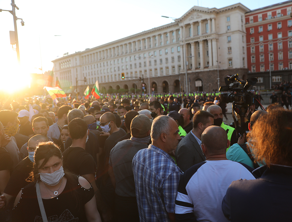 <p>Два протеста на метри един от друг, сблъсъци, арестувани</p>