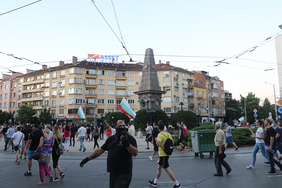 <p>Два протеста на метри един от друг, сблъсъци, арестувани</p>