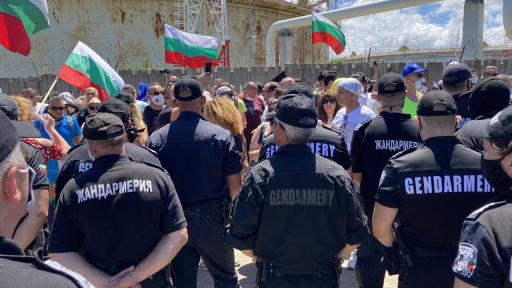  Движение за права и свободи и плажуващите пяха дружно химна на България 