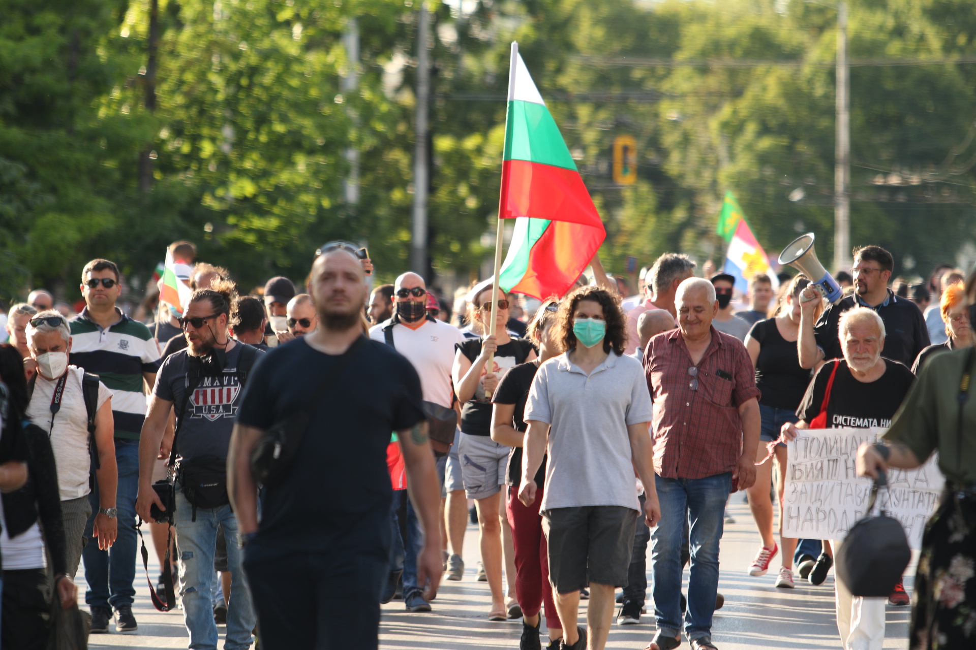 За трета поредна вечер граждани се събраха на протест в центъра на София