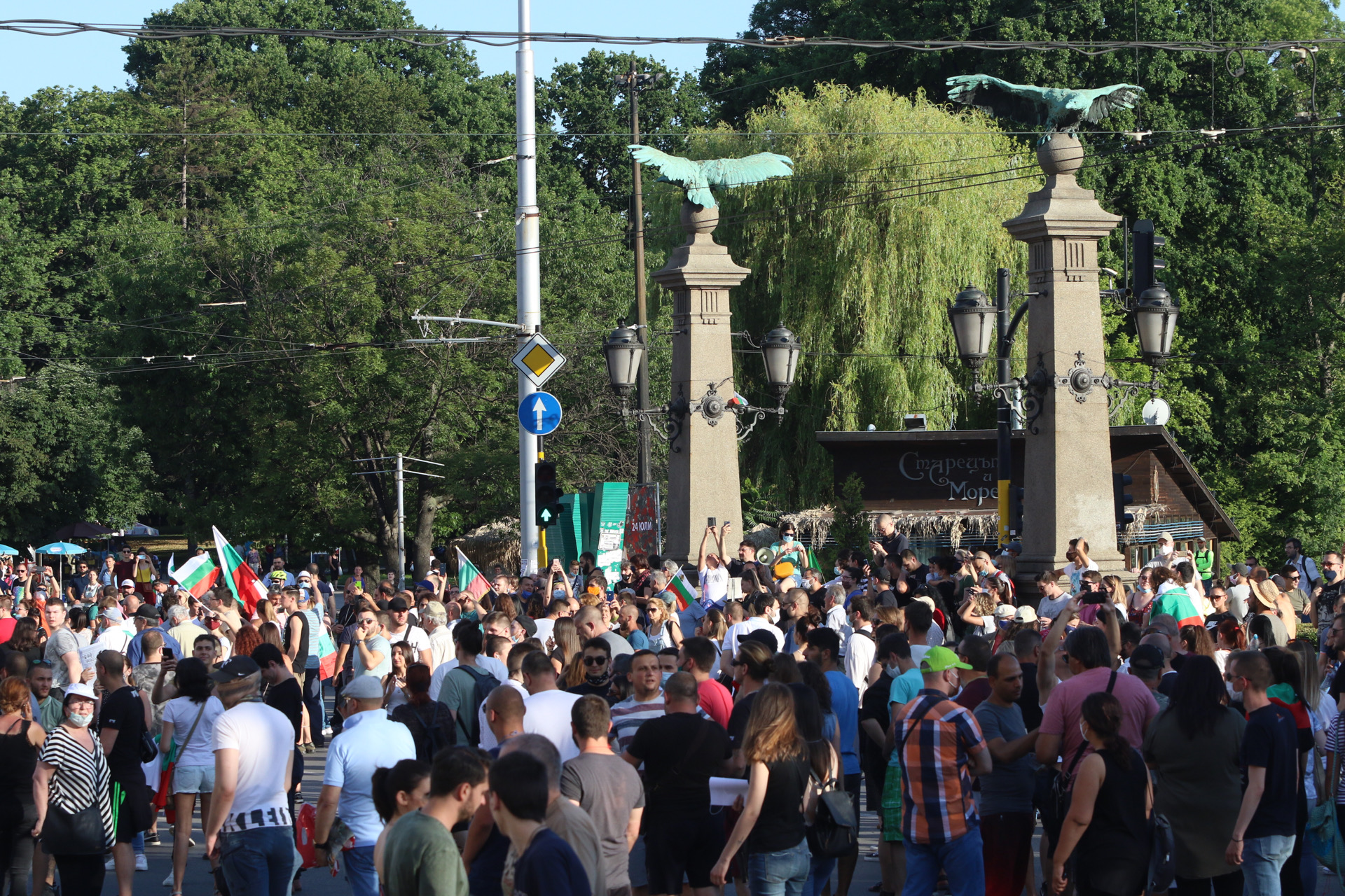 За трета поредна вечер граждани се събраха на протест в центъра на София