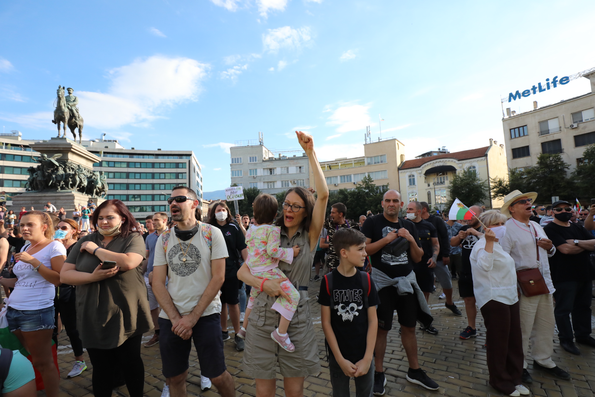 За трета поредна вечер граждани се събраха на протест в центъра на София