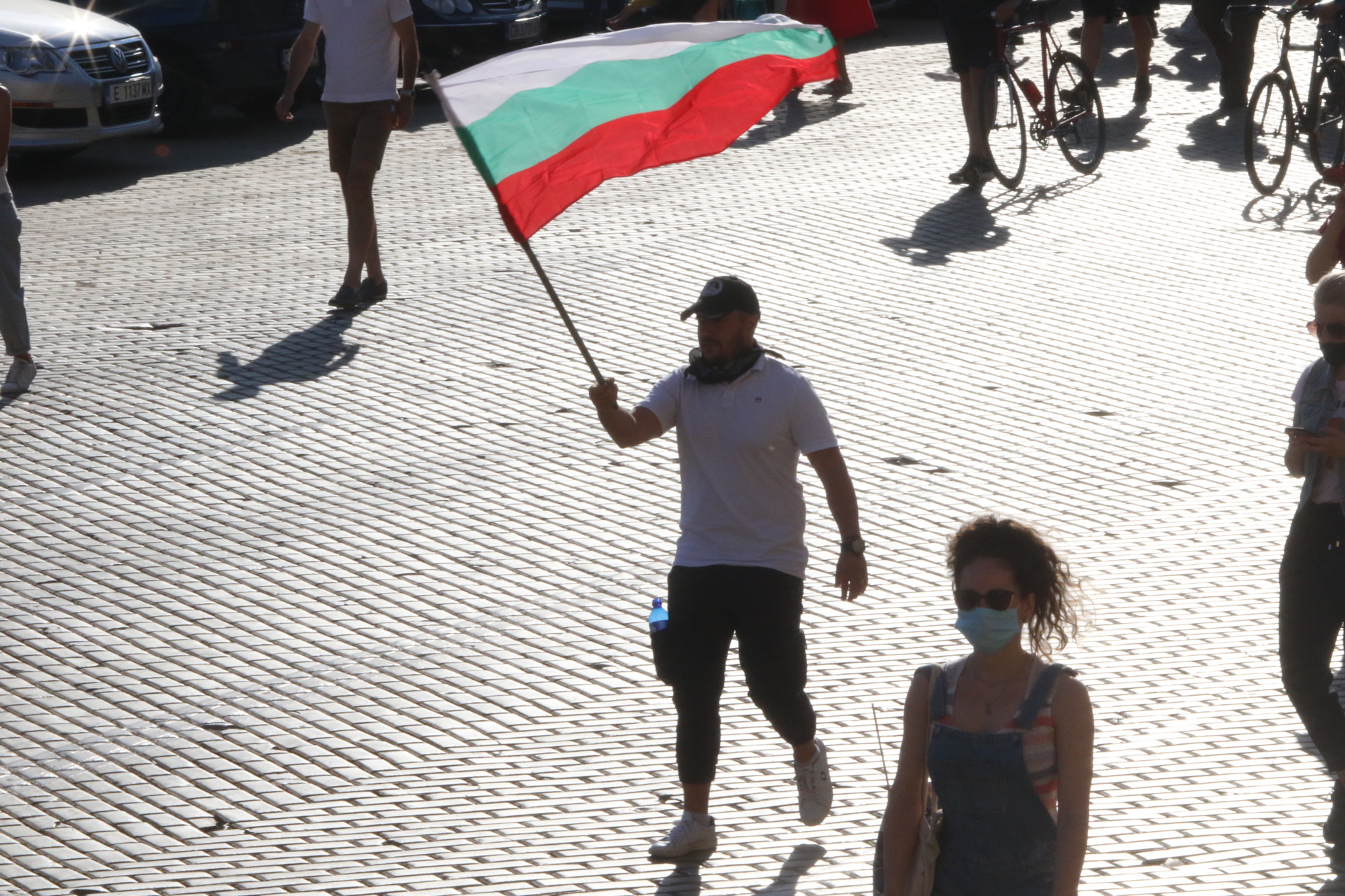 За трета поредна вечер граждани се събраха на протест в центъра на София