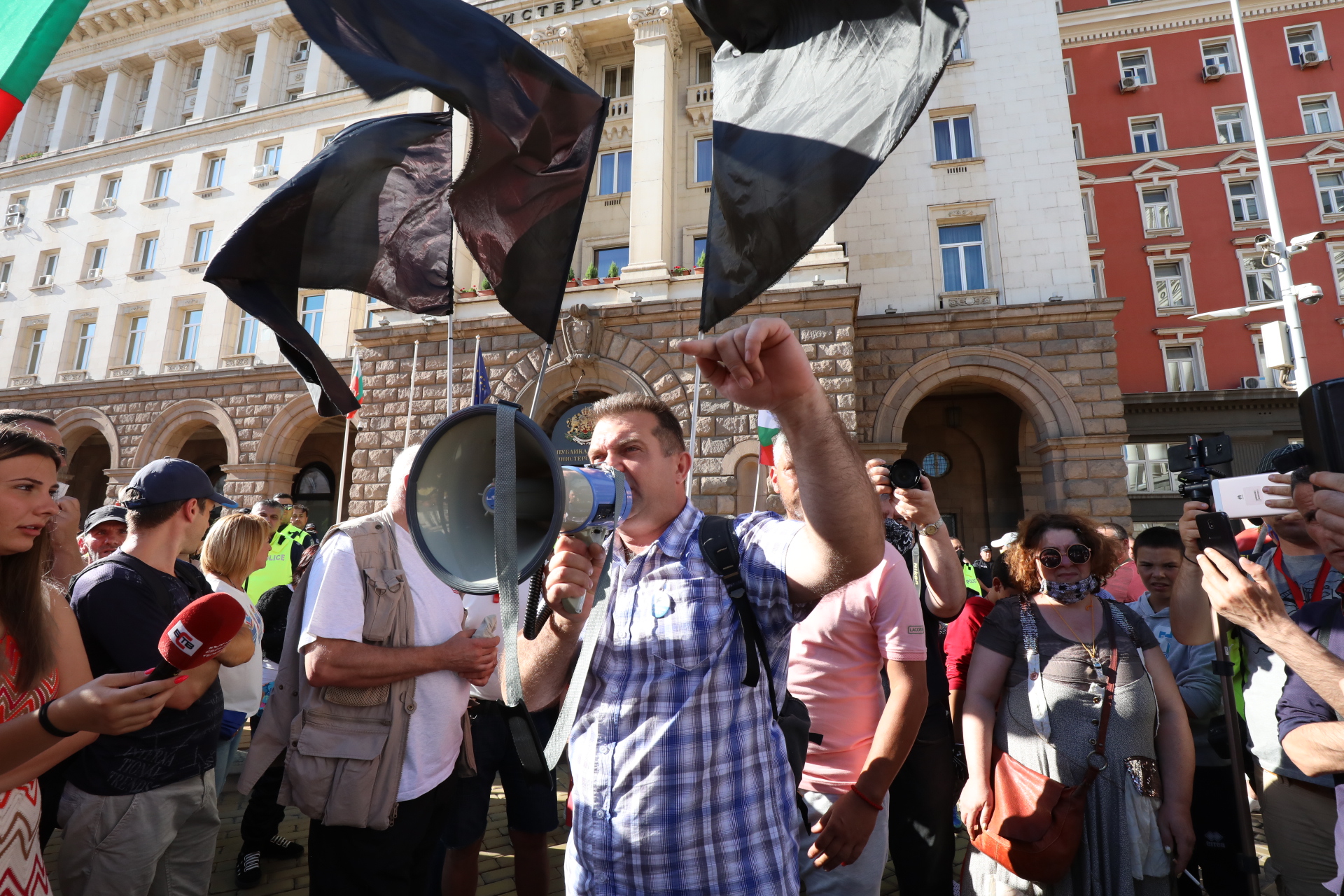 За трета поредна вечер граждани се събраха на протест в центъра на София