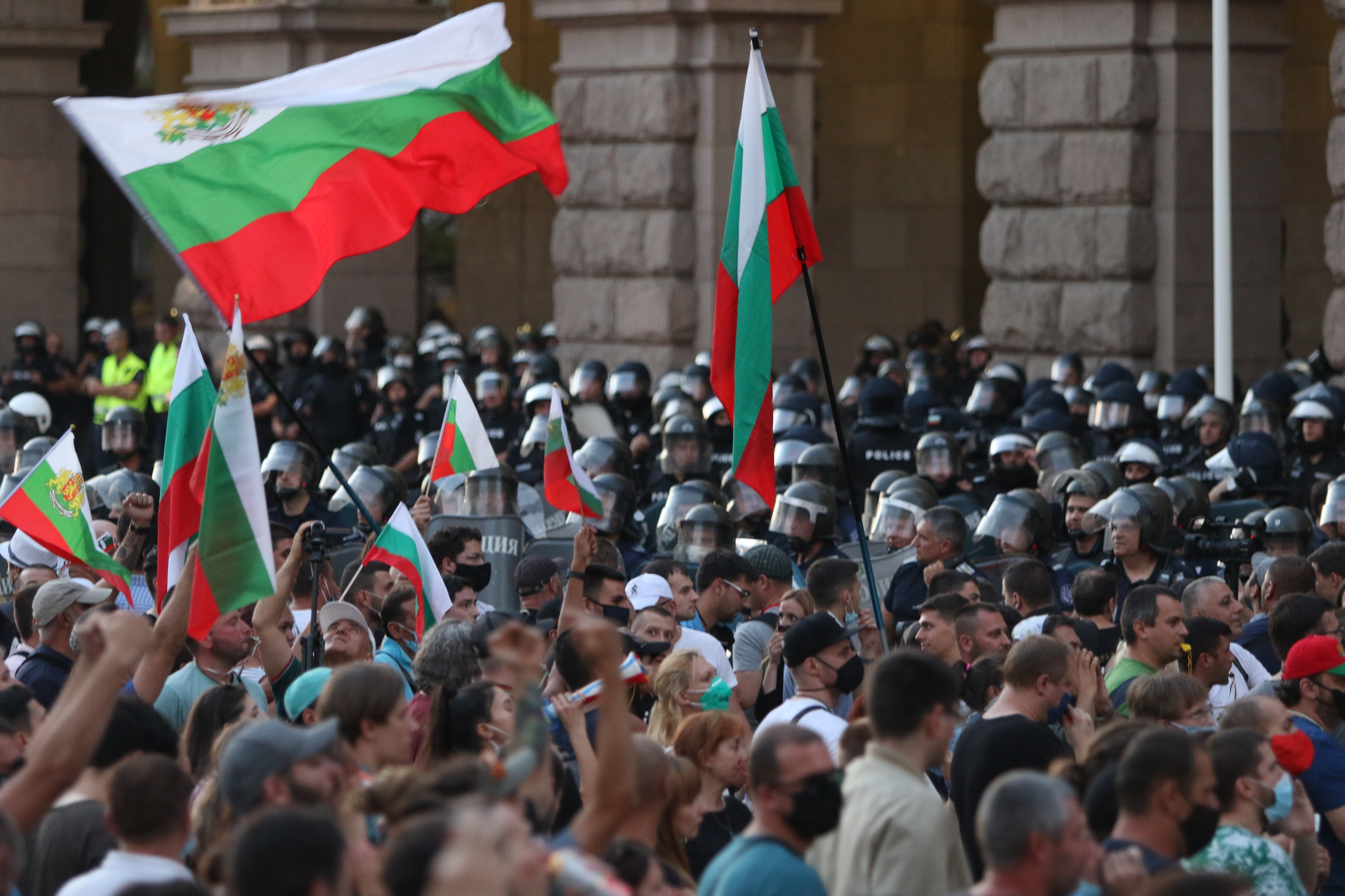 За трета поредна вечер граждани се събраха на протест в центъра на София