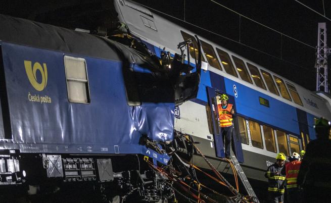Жертва и десетки ранени при сблъсък между влакове в Чехия