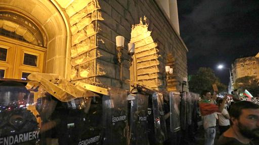  <p>Полицаите, разследвани за принуждение над протестиращи, са отстранени</p> 